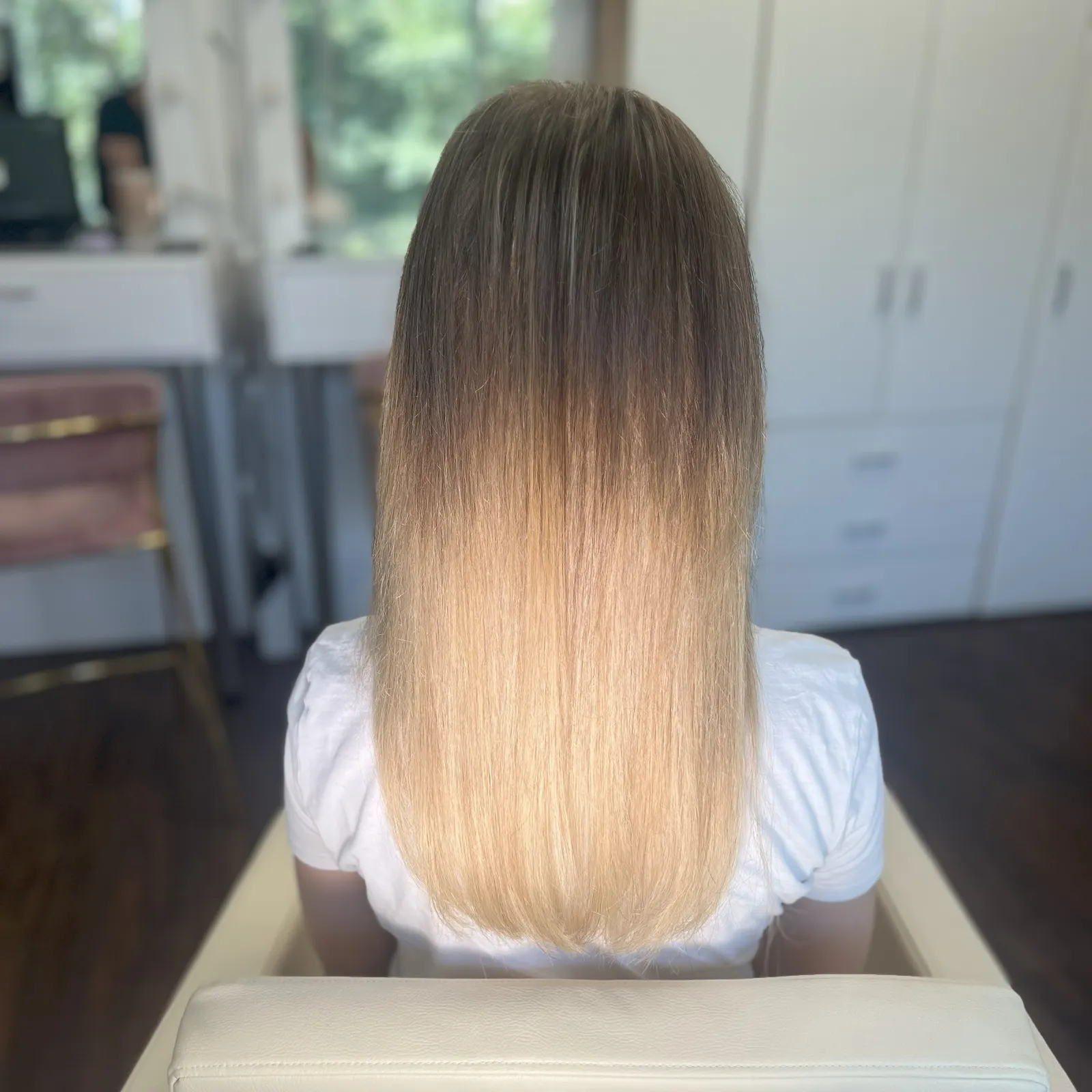 Włosy po koloryzacji balayage wykonanej w salonie OU Beauty we Wrocławiu — przejście z ciemnego odcienia w rozjaśnione końcówki