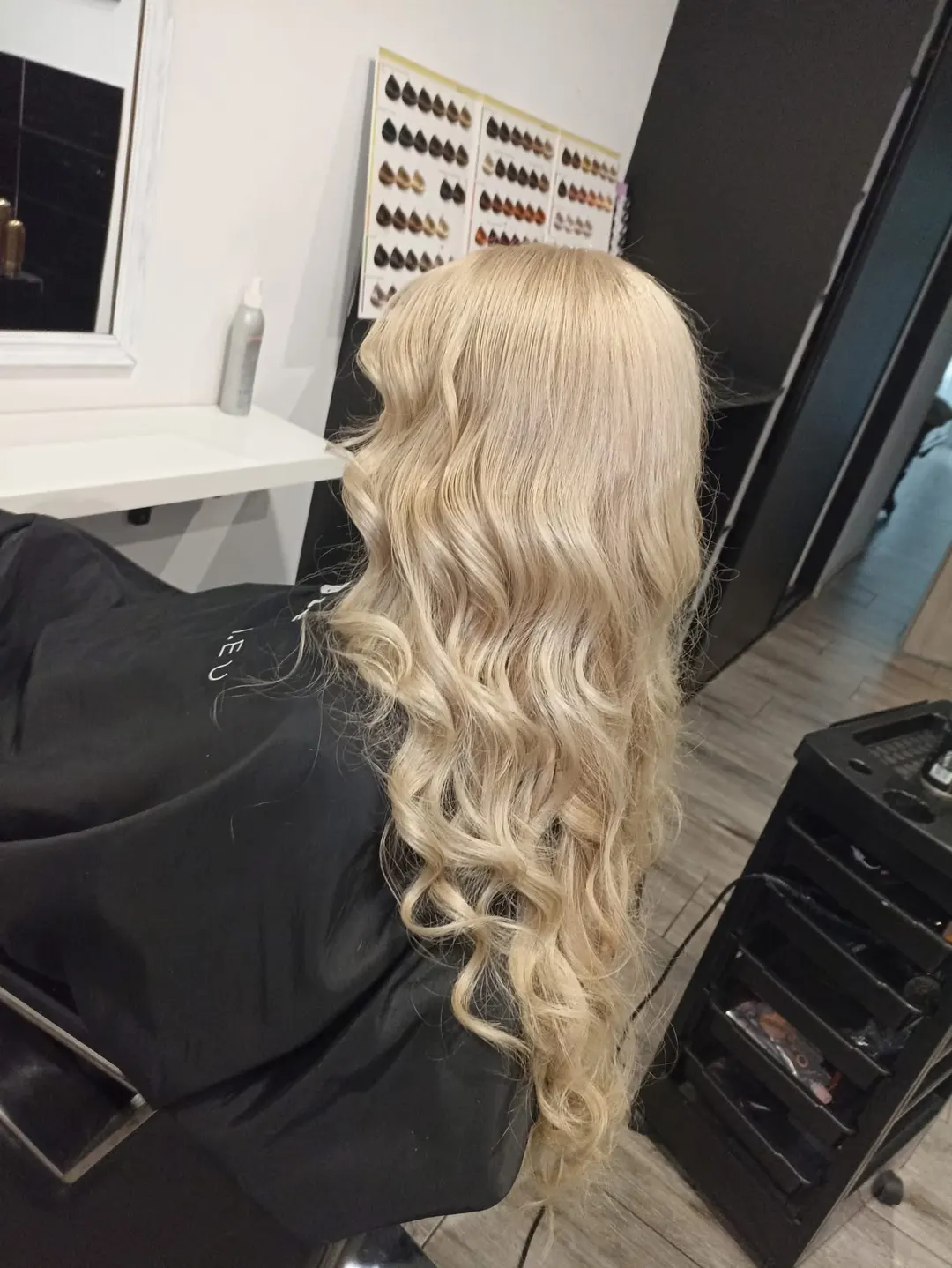Długie blond włosy po koloryzacji i stylizacji w salonie OU Beauty