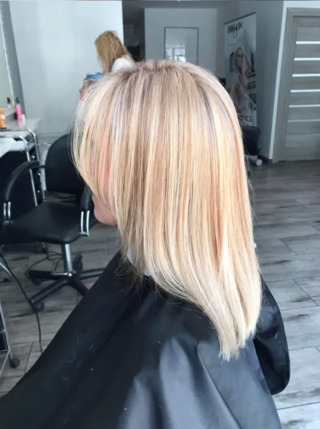 Włosy rozjaśnione do platynowego blondu w salonie OU Beauty we Wrocławiu