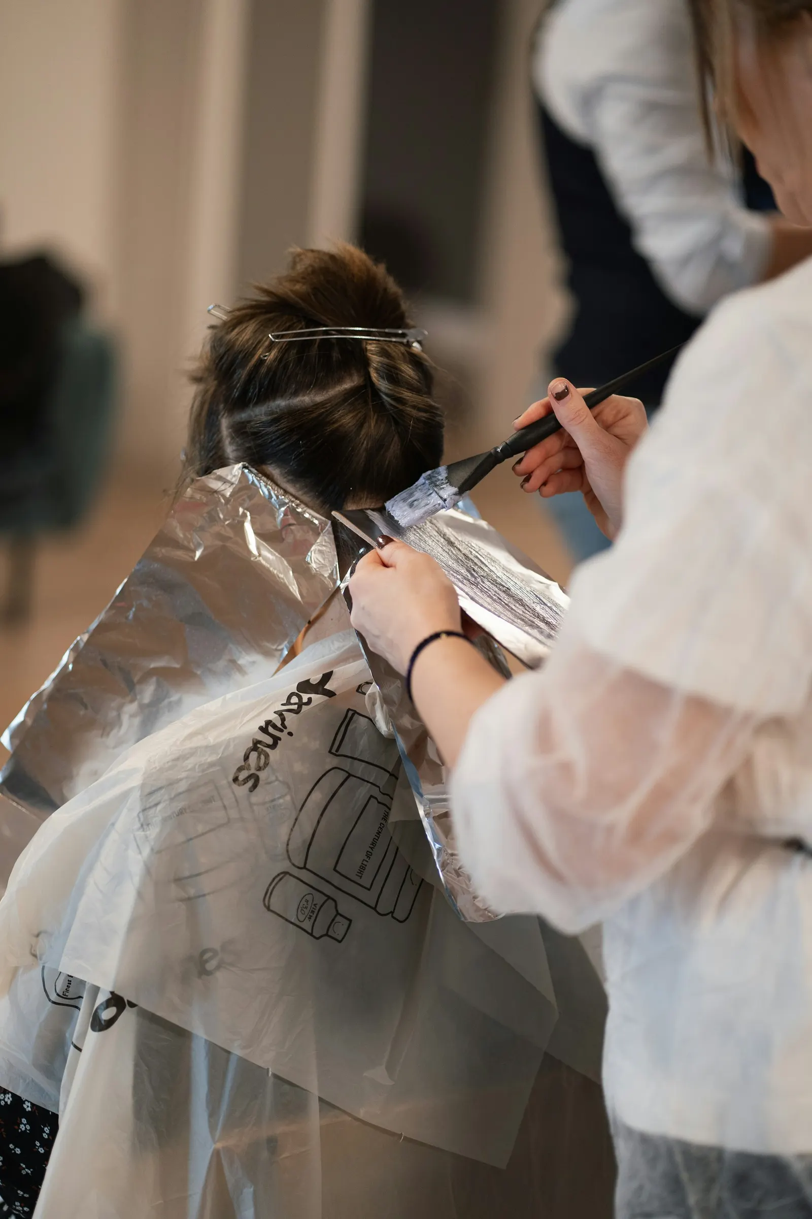 Profesjonalna koloryzacja włosów na foliach w salonie OU Beauty we Wrocławiu