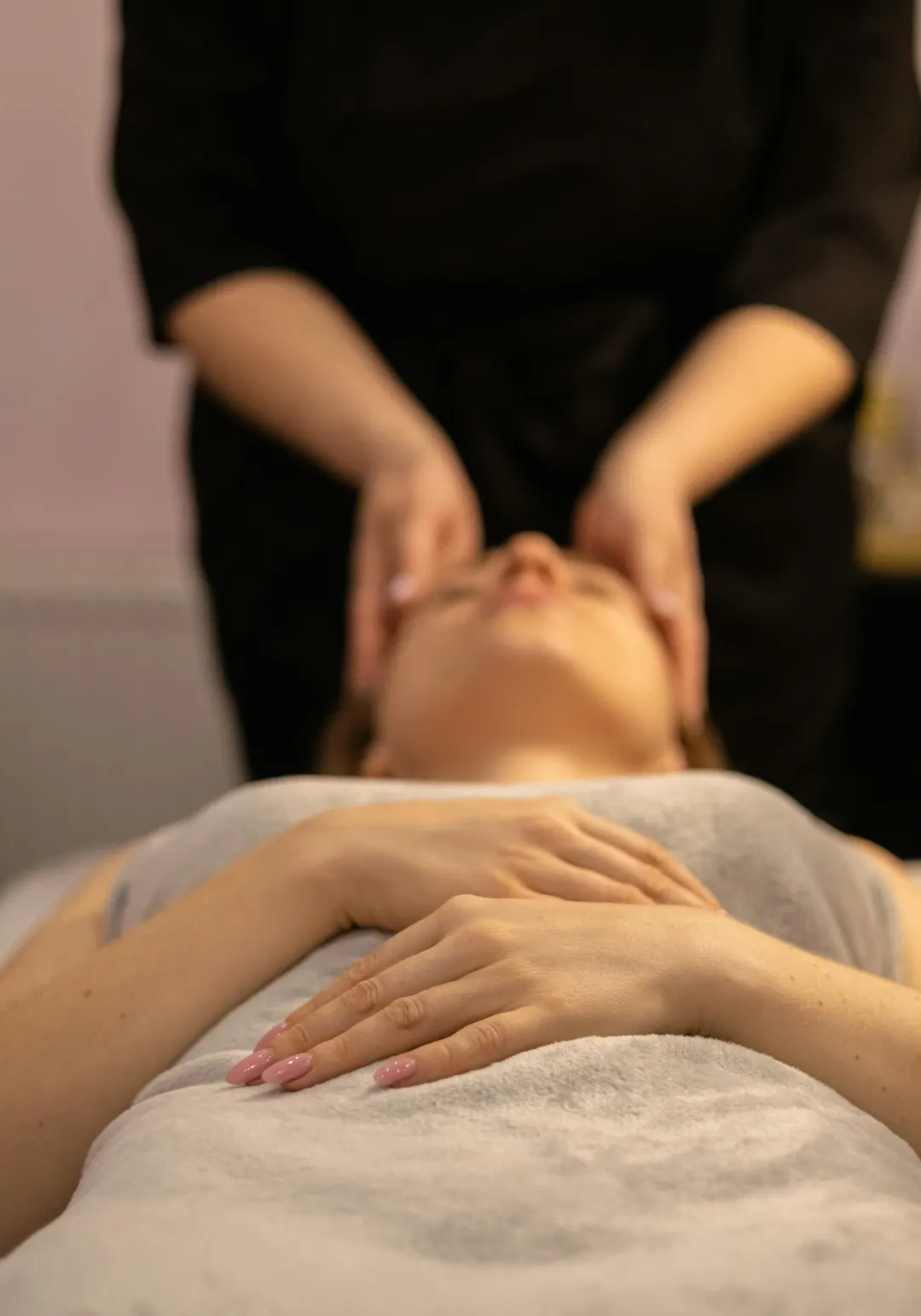 Naturalny masaż liftingujący twarzy i podbródka głowicą Primelle w OU Beauty Wrocław