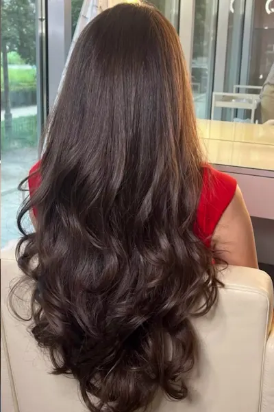 Ciemne włosy ułożone w fale, stylizacja w OU Beauty Wrocław