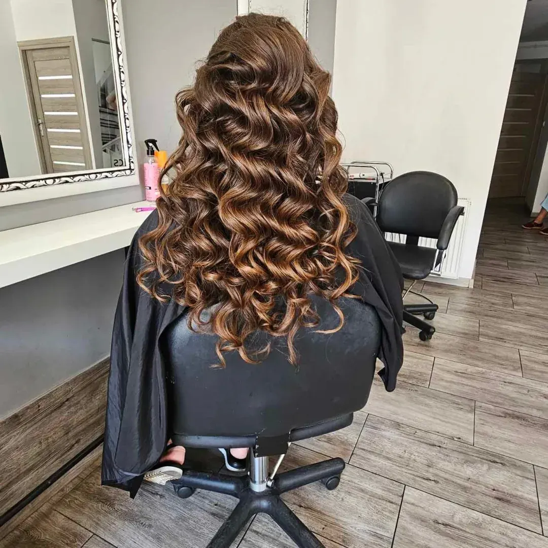 Długie włosy ułożone w loki w salonie OU Beauty we Wrocławiu