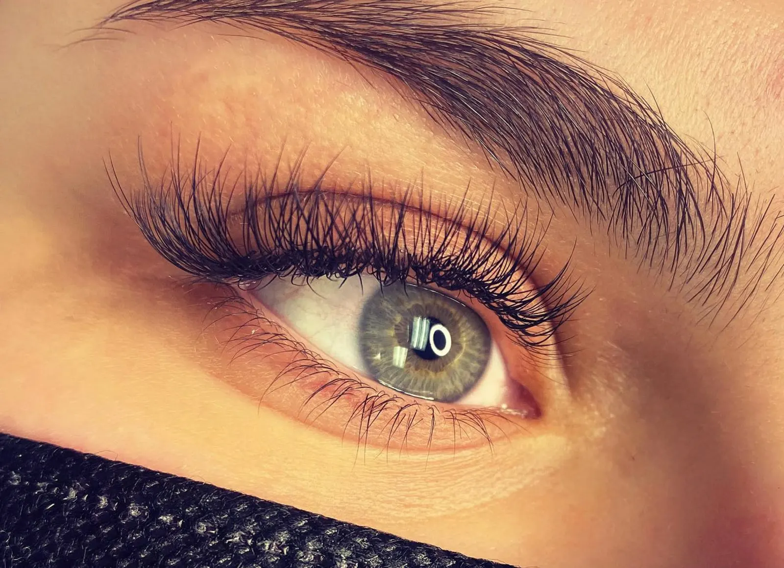 Perfekcyjnie wystylizowane brwi po laminacji oraz przedłużone rzęsy w salonie OU Beauty we Wrocławiu