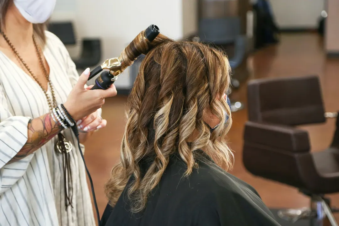 Finałowa stylizacja włosów na lokówce w salonie OU Beauty we Wrocławiu