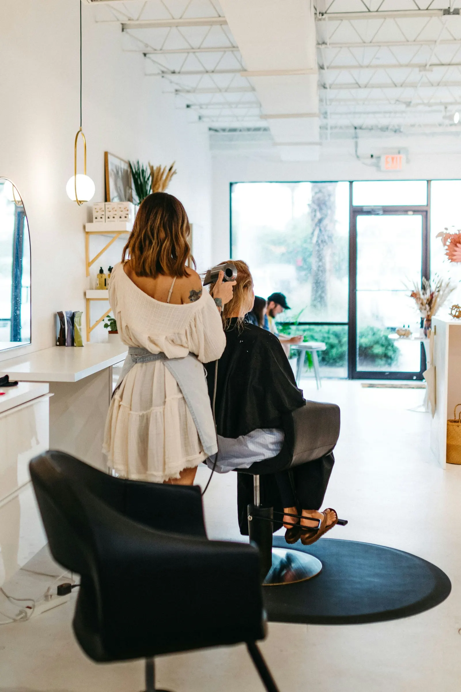 Wnętrze salonu fryzjerskiego OU Beauty przy ul. Pomorskiej 32 we Wrocławiu