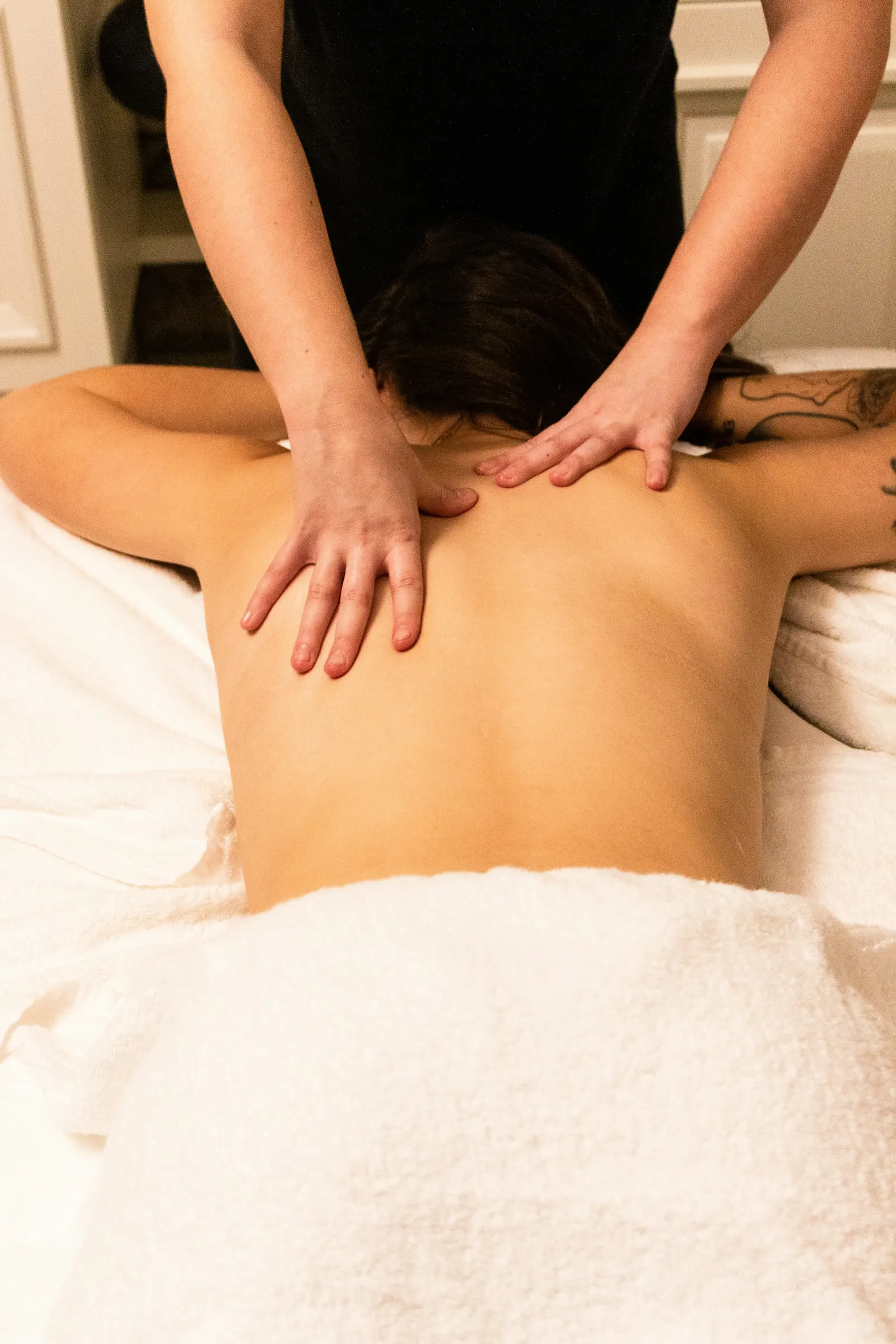 Zabieg endermologii próżniowej na plecy i talię w salonie OU Beauty we Wrocławiu